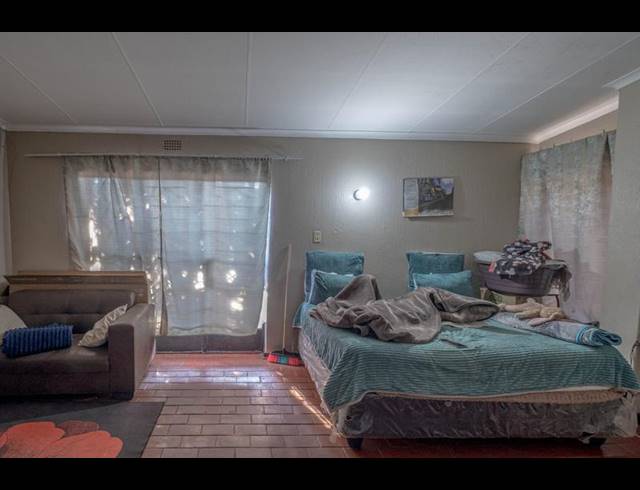 6 BEDROOM HOUSE FOR SALE IN BEZUIDENHOUT VALLEY